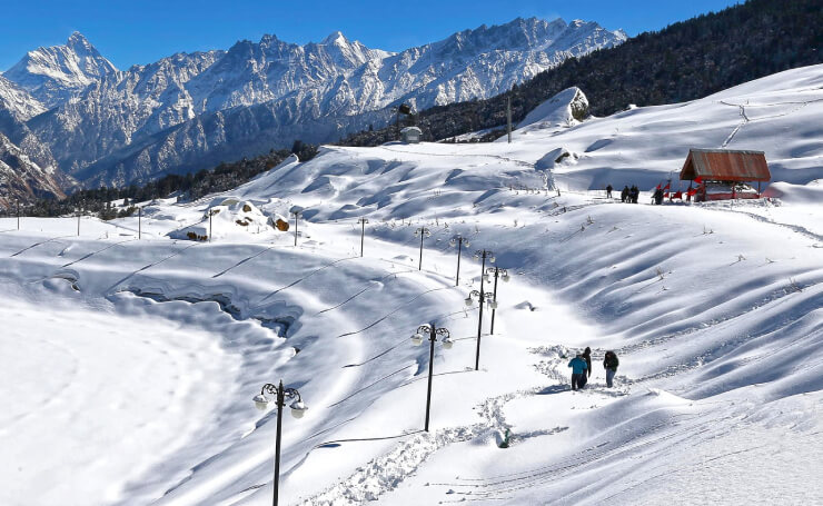 Snowfall in Auli