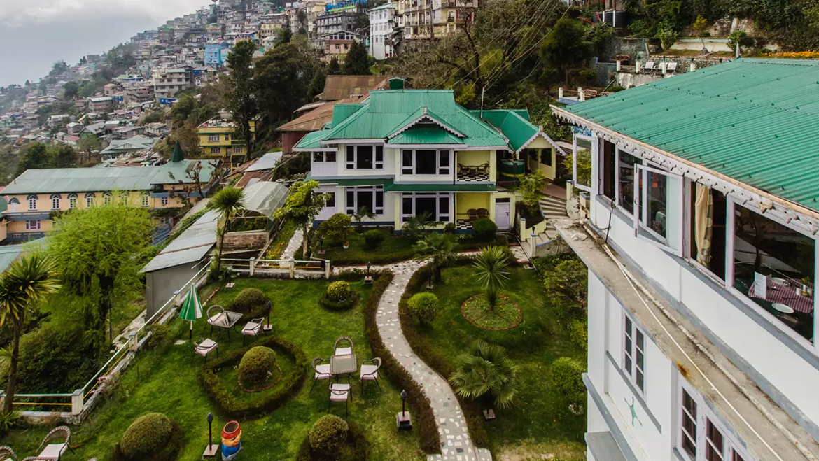 darjeeling tourist hotel